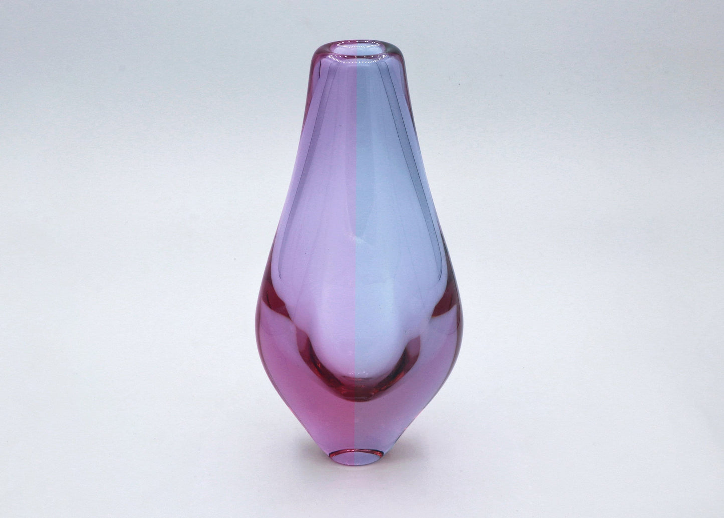 Vase vintage Bohême tchèque Alexandrite verre néodyme Zelezny Brod ZBS Miroslav Klinger Železnobrodské sklárny lilas rose bleu clair