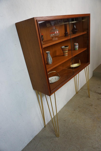 Élégante vitrine en teck sur pieds en épingle à cheveux vintage dorés