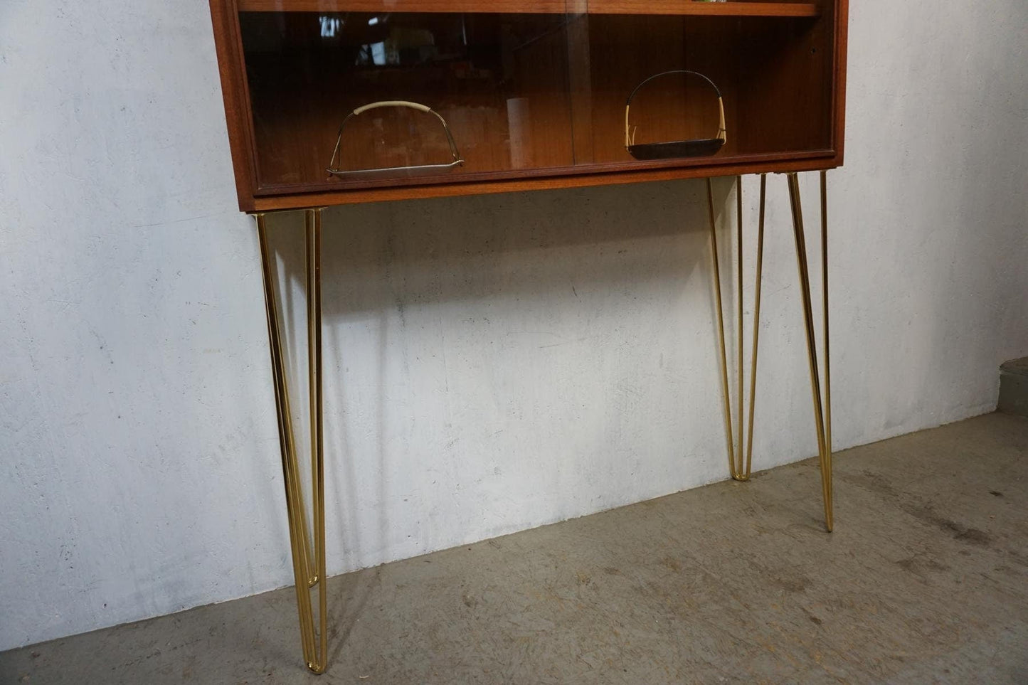 Élégante vitrine en teck sur pieds en épingle à cheveux vintage dorés