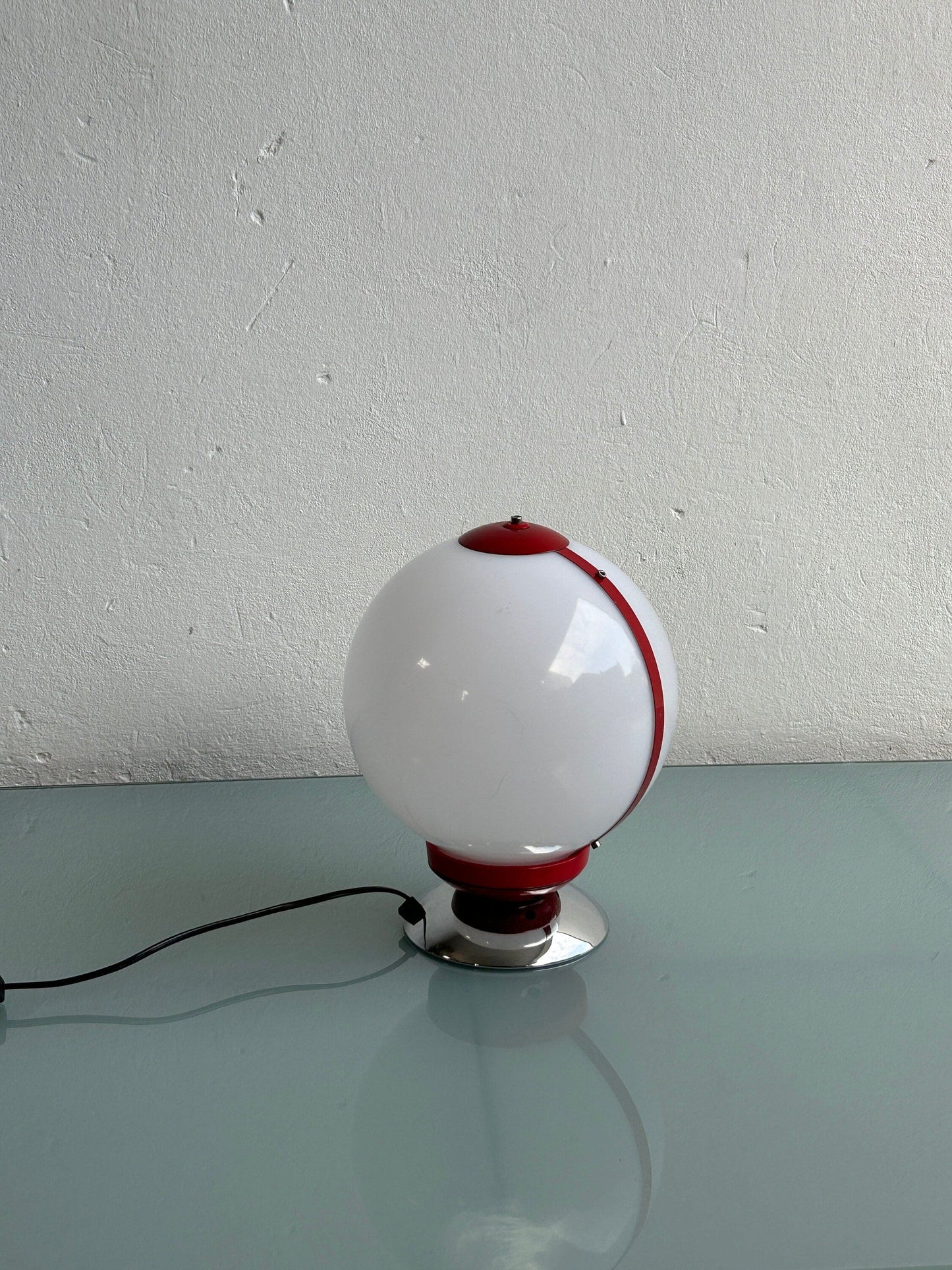 Weiße und rote Plastikkugel und Chrom Tischlampe / 70er Jahre Mid Century Lampe / Atomic Age / Space Age Vintage