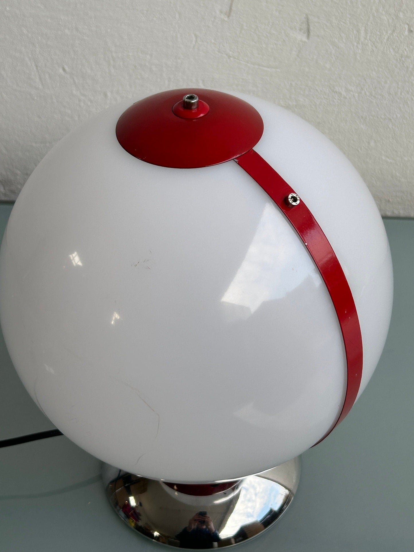 Weiße und rote Plastikkugel und Chrom Tischlampe / 70er Jahre Mid Century Lampe / Atomic Age / Space Age Vintage