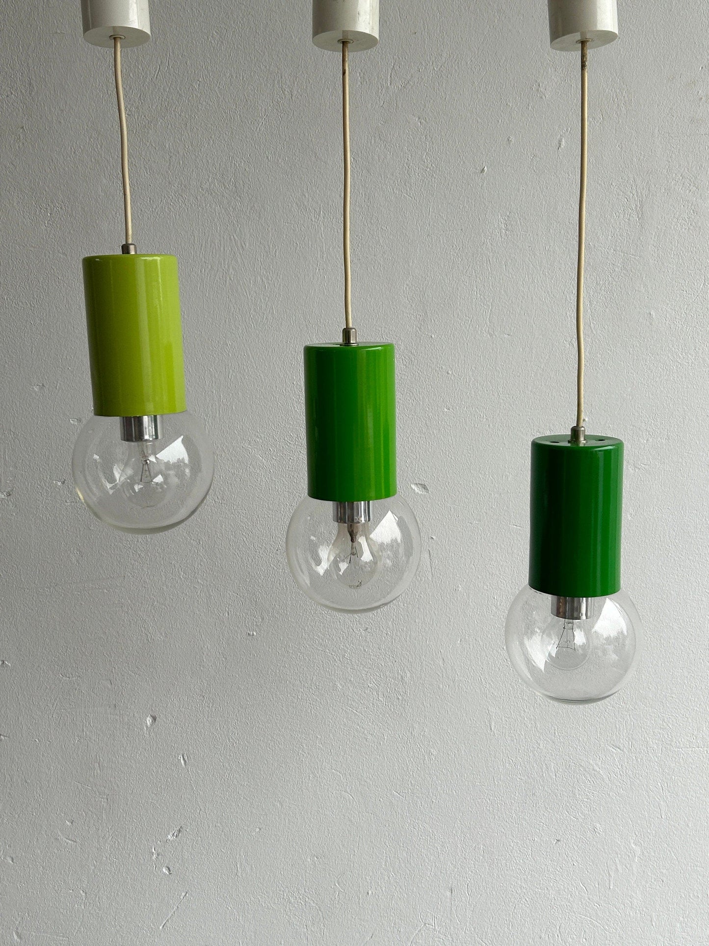 Set von 3 Pop Art Industrial Green Cascading Pendants / Mid Century Modern Space Age Hanging Light Vintage