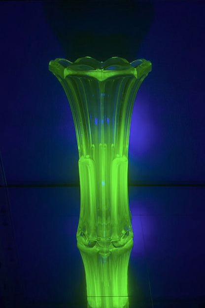 Vase vintage Rudolf Schrötter Uranium Glass 1958 Rudolfova Hat Sklo Union Bohême Tchèque Art Déco Menthe Vert Béryl Turquoise ZBS Moser Hoffmann