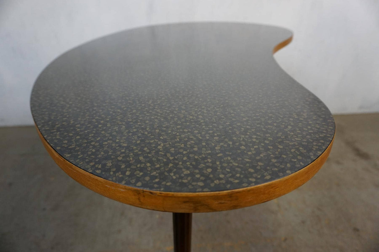 Table basse iconique des années 50 avec plateau en Formica vintage