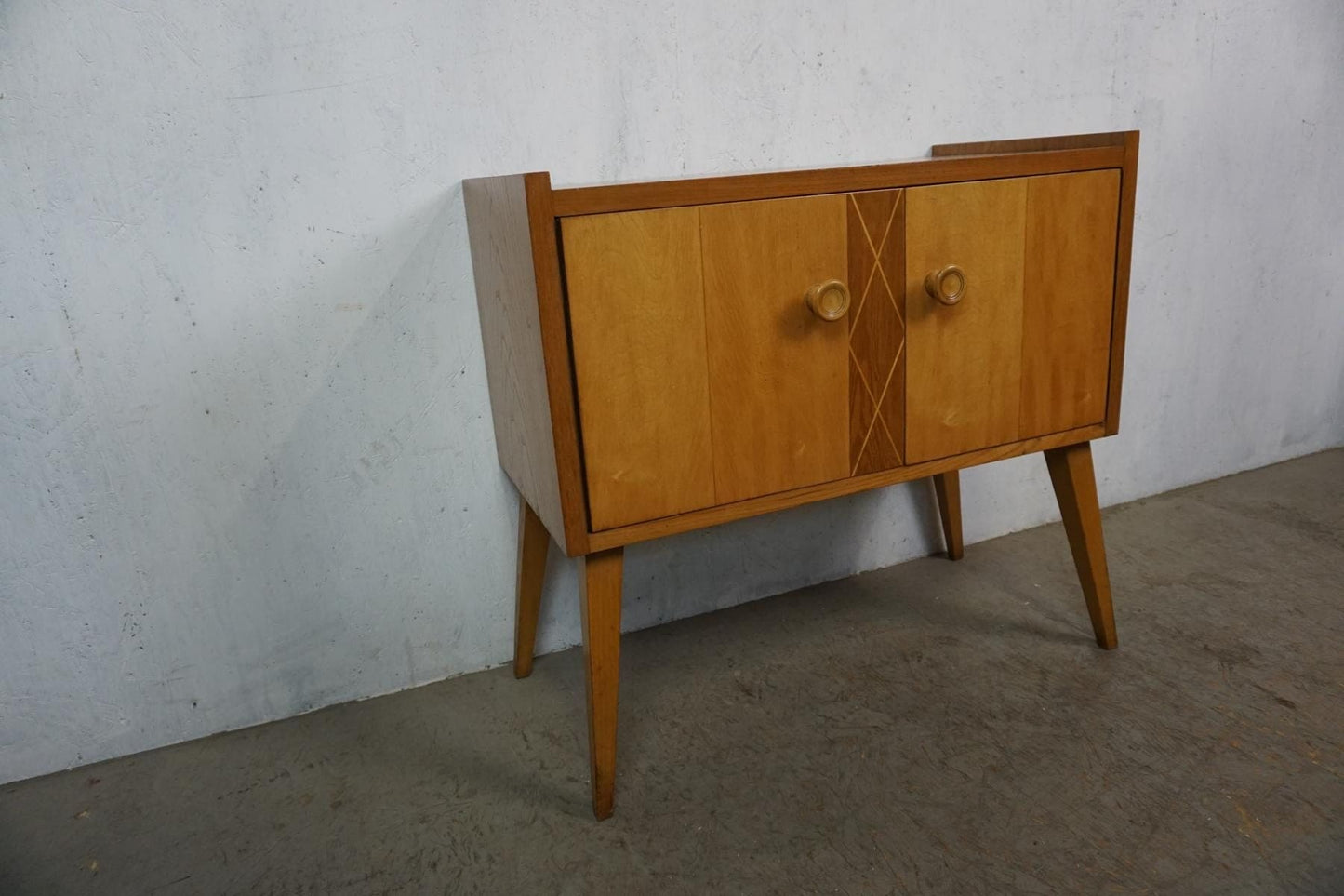 Armoire élégante du milieu du siècle en bois clair vintage