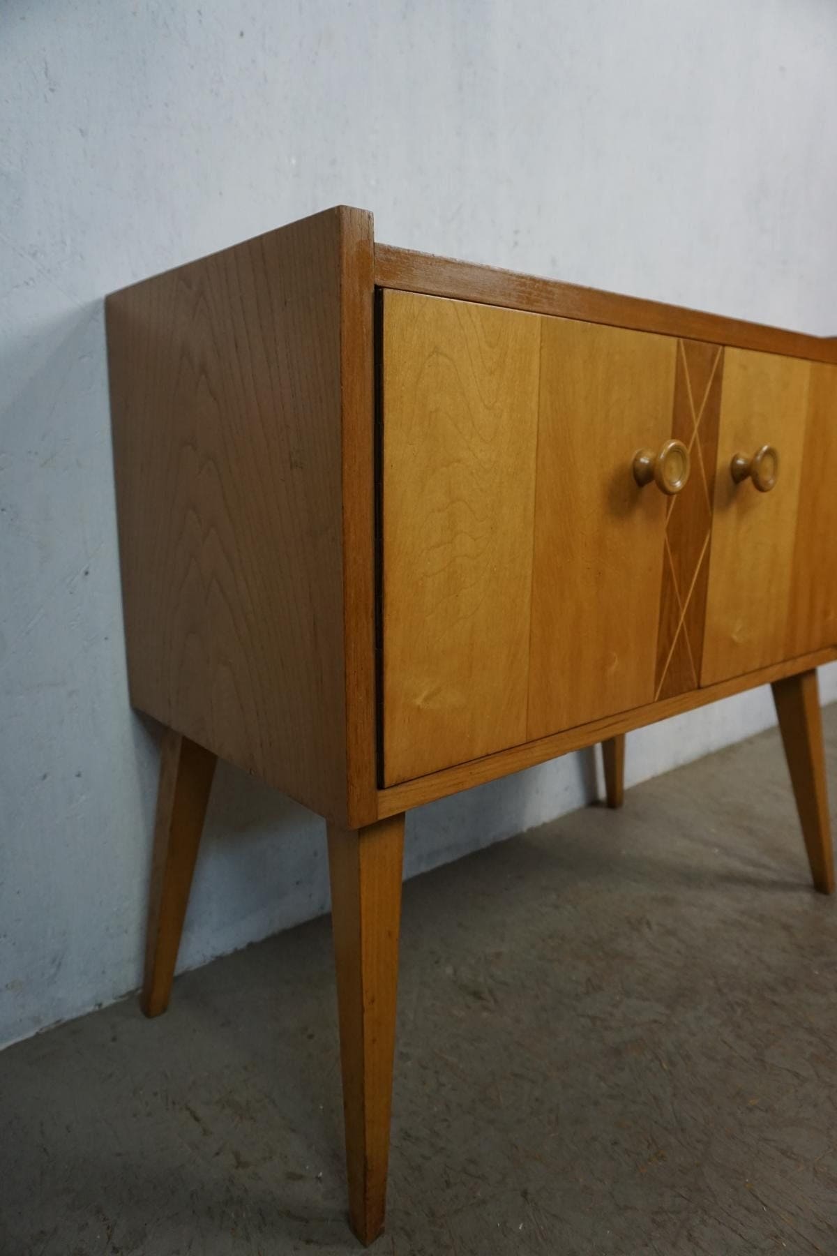 Stylisches Mid Century Schränkchen in hellem Holz Vintage