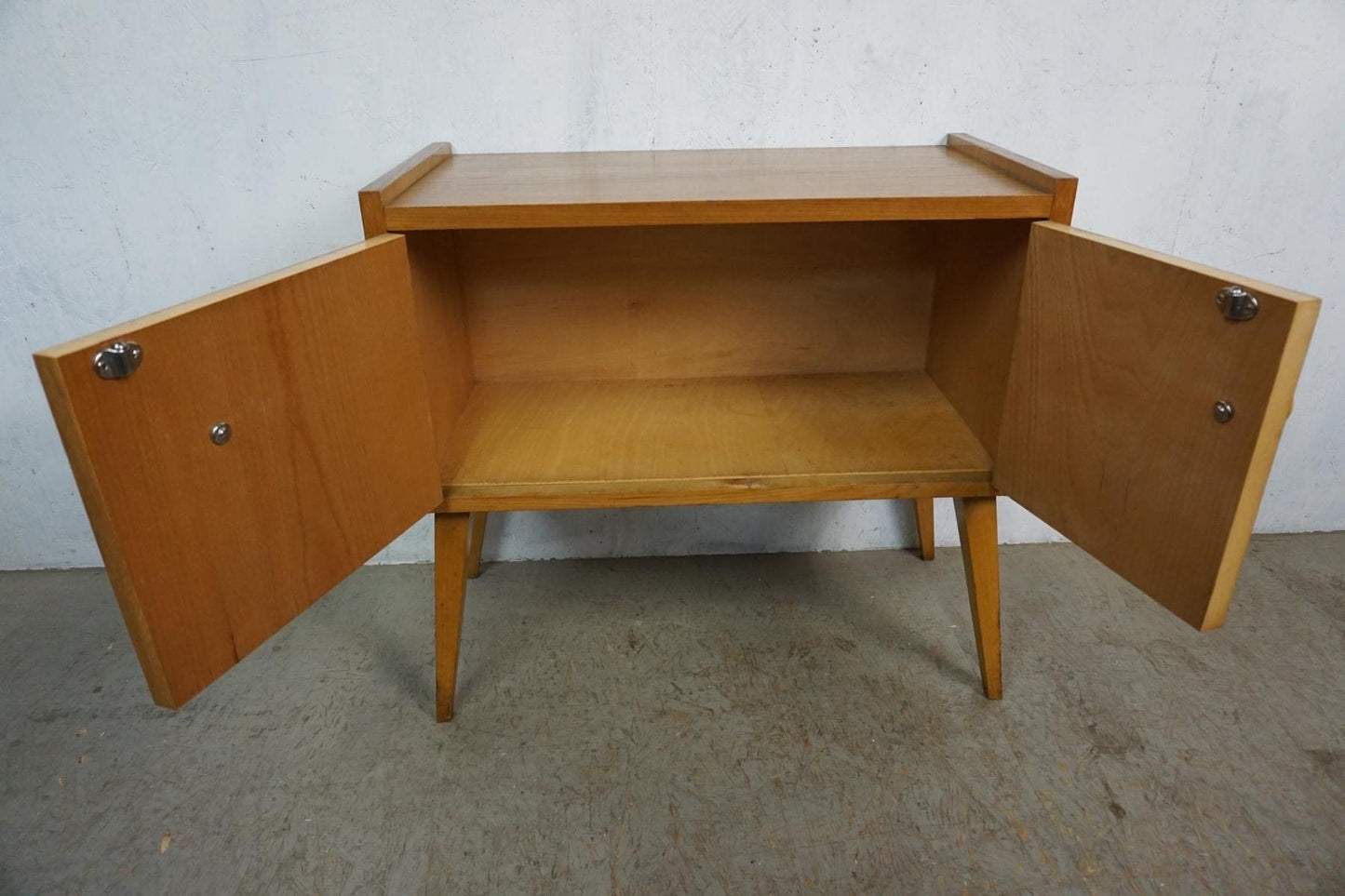 Stylisches Mid Century Schränkchen in hellem Holz Vintage