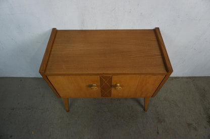 Armoire élégante du milieu du siècle en bois clair vintage