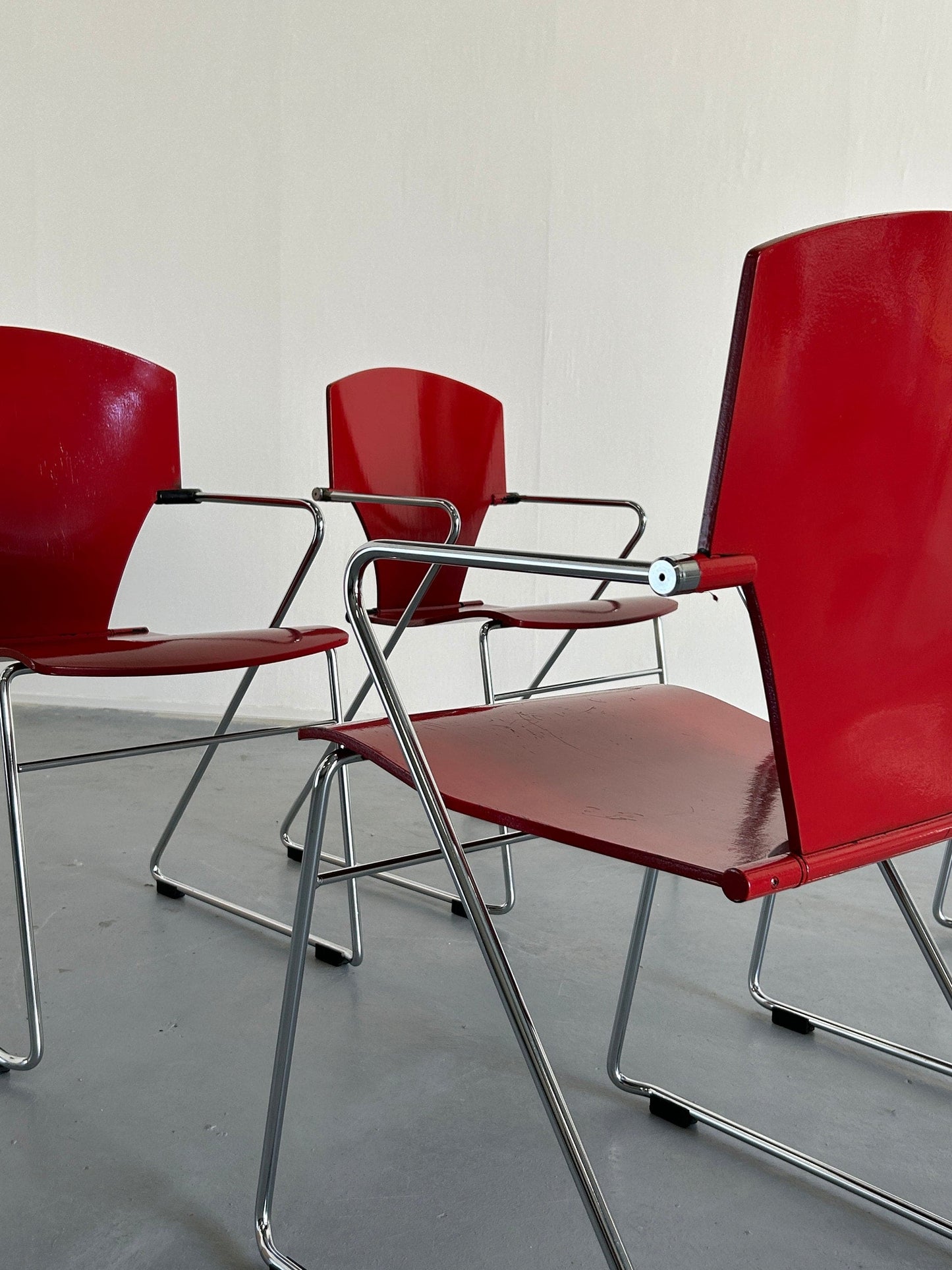 1 des 4 chaises de salle à manger empilables Bauhaus Design 'Egoa' par Josep Mora pour Stua, années 1990 Espagne vintage