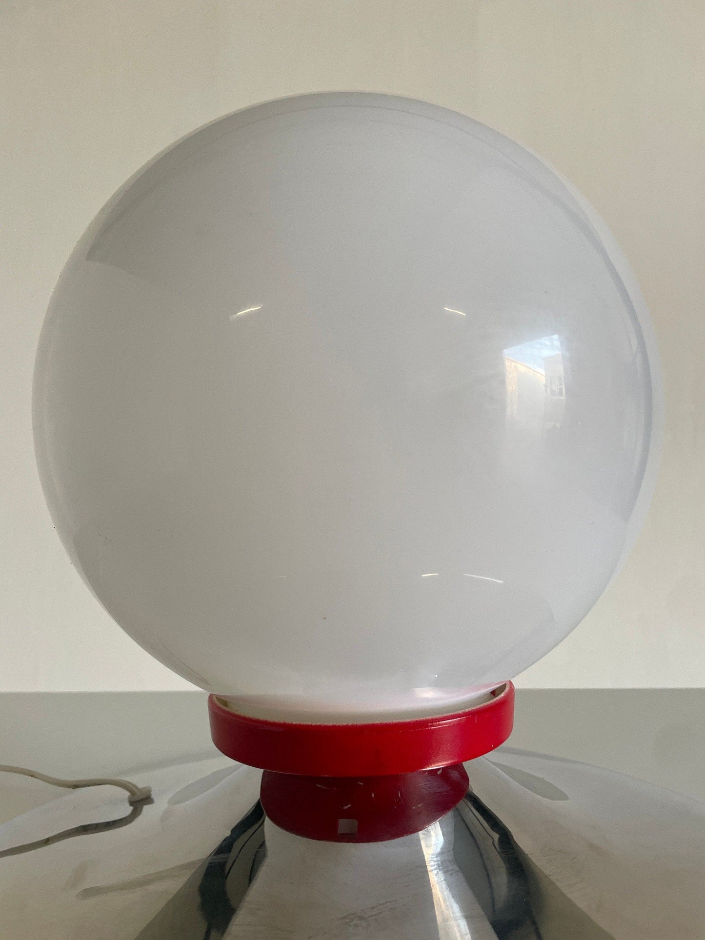 White plastic ball and chrome table lamp, 1970s Mid-Century Space Age or Atomic Age lamp vintage