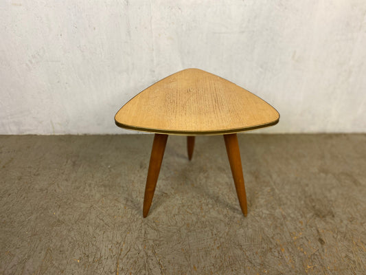 Tabouret fleuri à trois pieds fuselés vintage