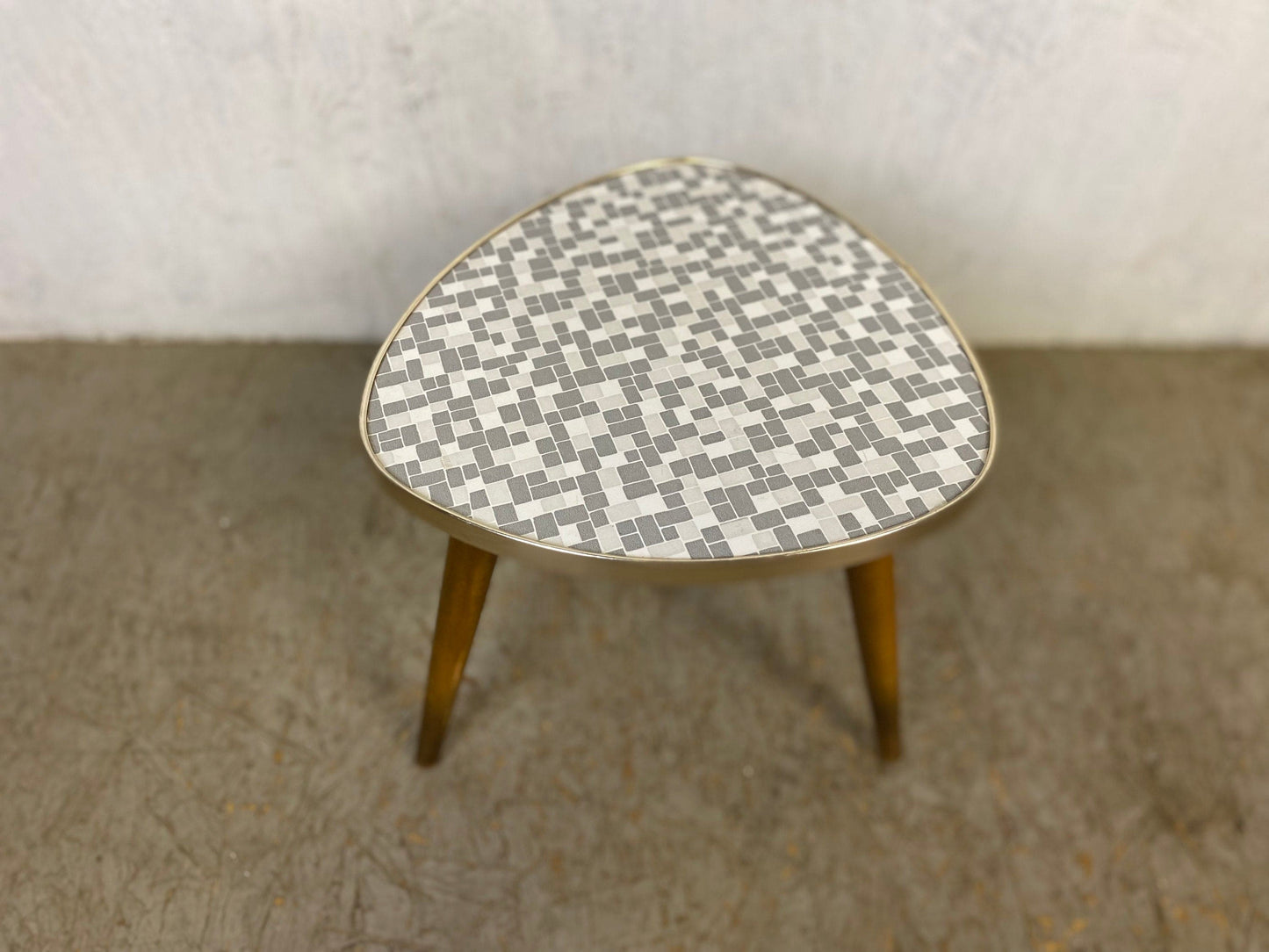 Magnifique tabouret fleuri des années 50 avec plateau en Formica au look vintage à carreaux