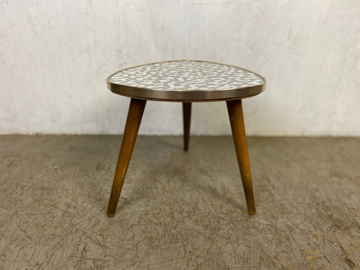 Magnifique tabouret fleuri des années 50 avec plateau en Formica au look vintage à carreaux