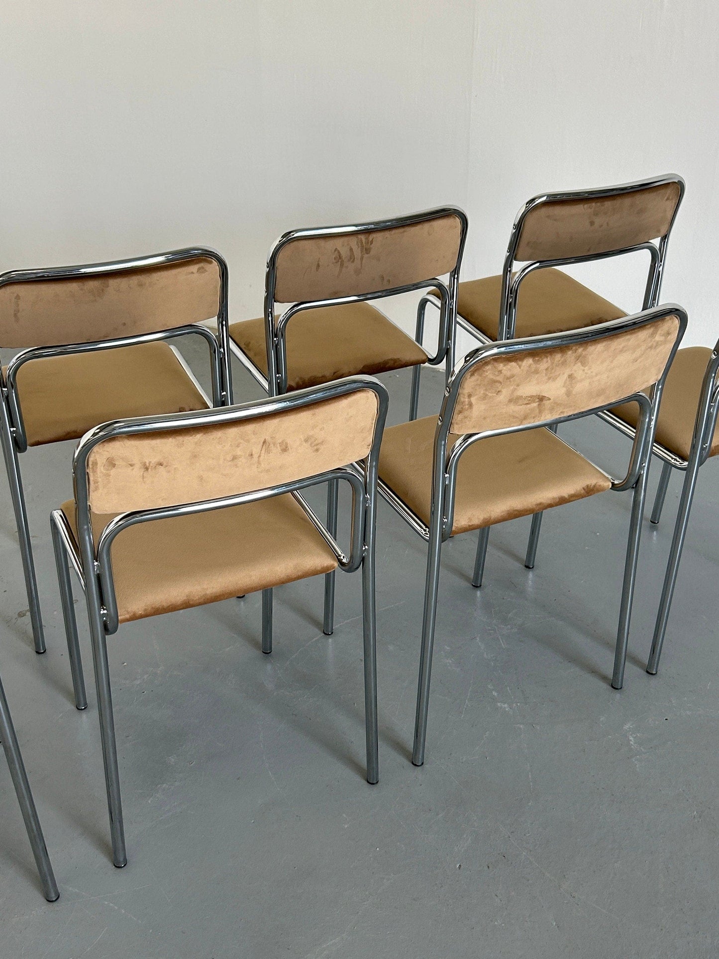 1 sur 8 Bauhaus Chrome Tubular Steel et Beige Velvet / Chaises de salle à manger empilables modernistes italiennes des années 80 vintage