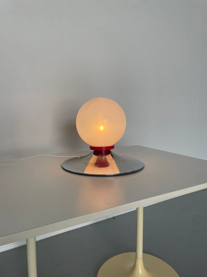 Boule en plastique blanc et lampe de table chromée, lampe de l'ère spatiale du milieu du siècle des années 1970 ou lampe de l'ère atomique vintage