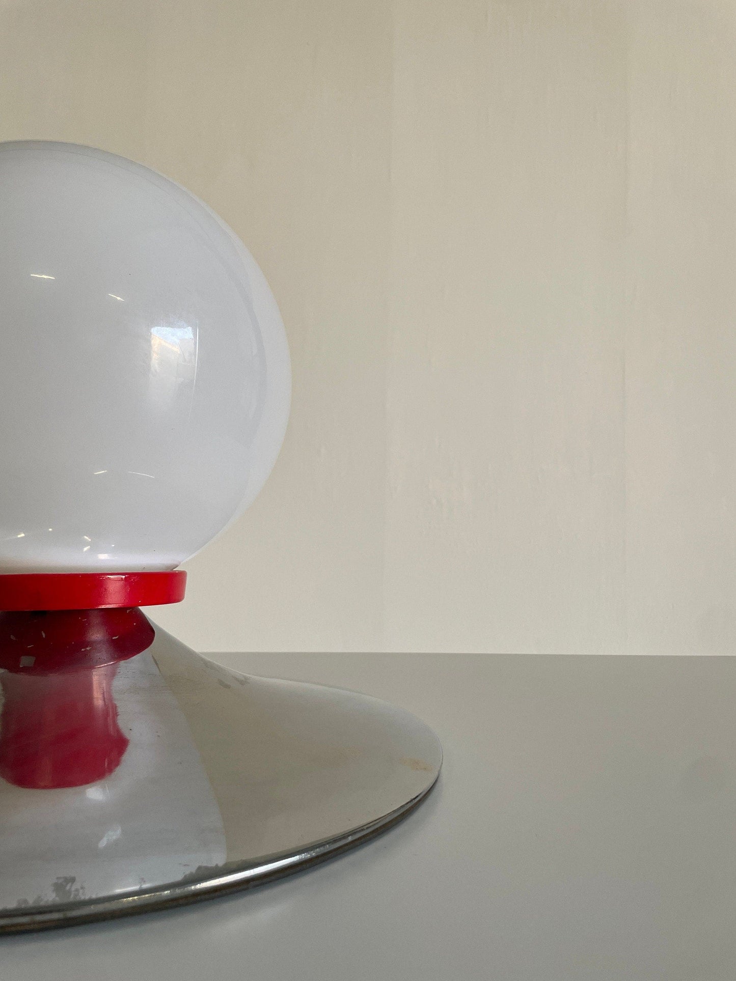 White plastic ball and chrome table lamp, 1970s Mid-Century Space Age or Atomic Age lamp vintage