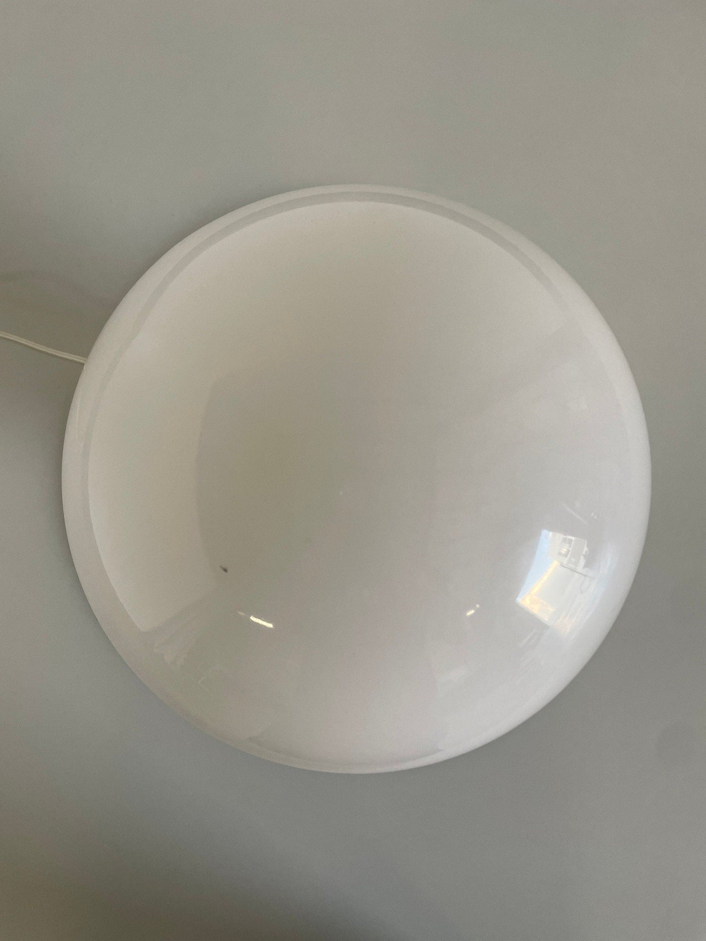 Boule en plastique blanc et lampe de table chromée, lampe de l'ère spatiale du milieu du siècle des années 1970 ou lampe de l'ère atomique vintage