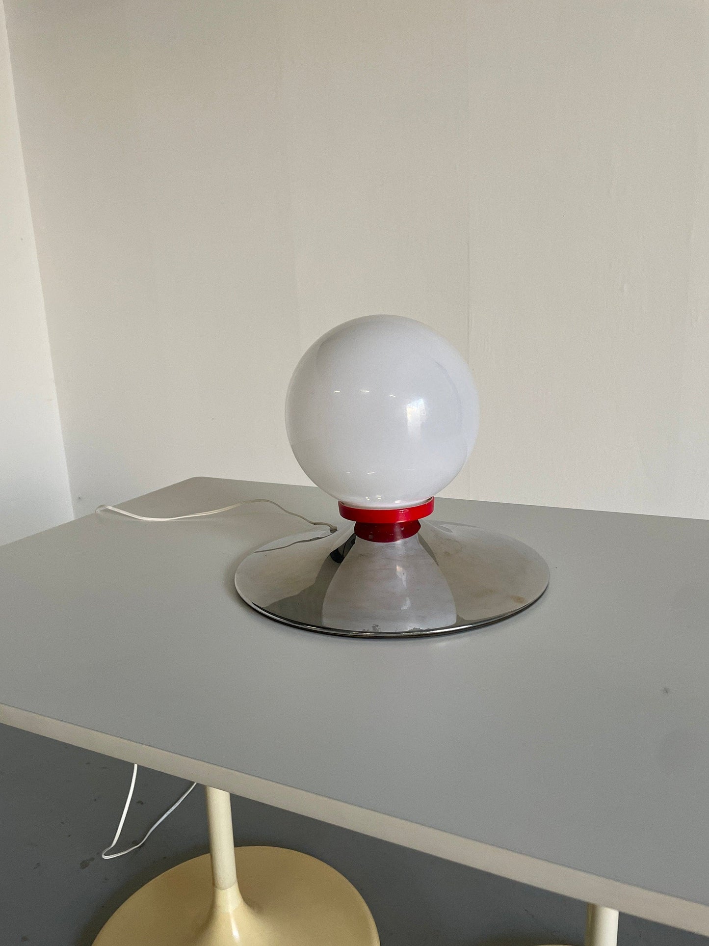 Boule en plastique blanc et lampe de table chromée, lampe de l'ère spatiale du milieu du siècle des années 1970 ou lampe de l'ère atomique vintage