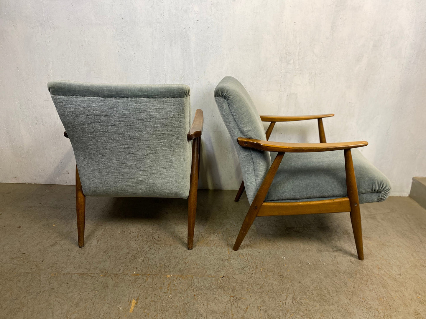 Deux élégants fauteuils du milieu du siècle en hêtre vintage