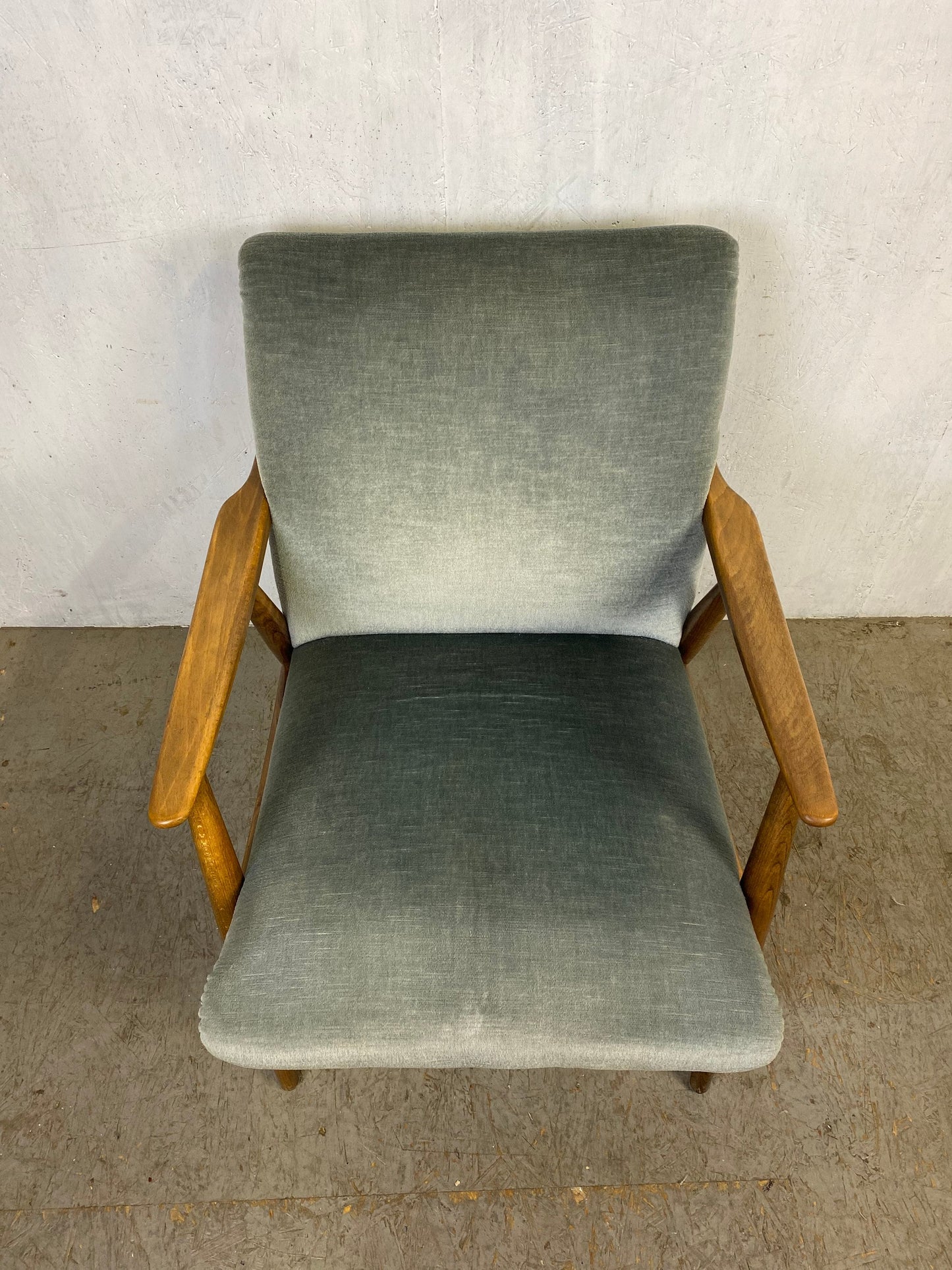 Deux élégants fauteuils du milieu du siècle en hêtre vintage