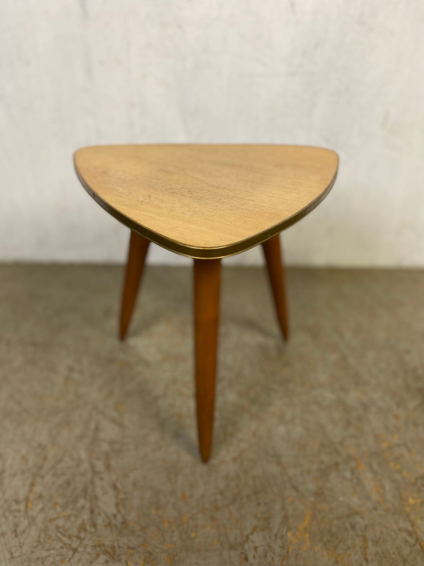 Tabouret fleuri à trois pieds fuselés vintage