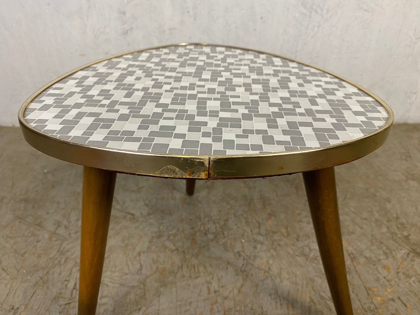 Magnifique tabouret fleuri des années 50 avec plateau en Formica au look vintage à carreaux