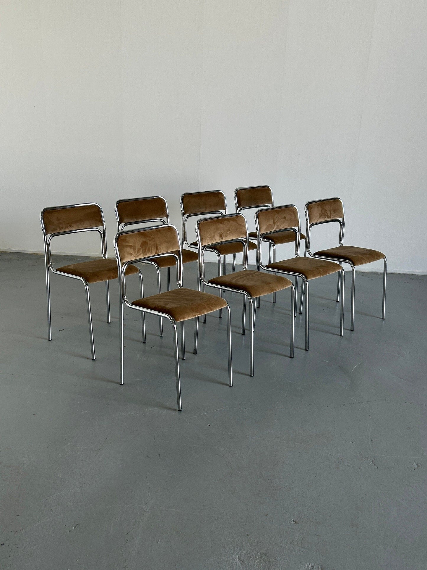 1 sur 8 Bauhaus Chrome Tubular Steel et Beige Velvet / Chaises de salle à manger empilables modernistes italiennes des années 80 vintage