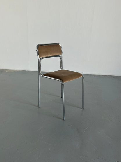 1 sur 8 Bauhaus Chrome Tubular Steel et Beige Velvet / Chaises de salle à manger empilables modernistes italiennes des années 80 vintage