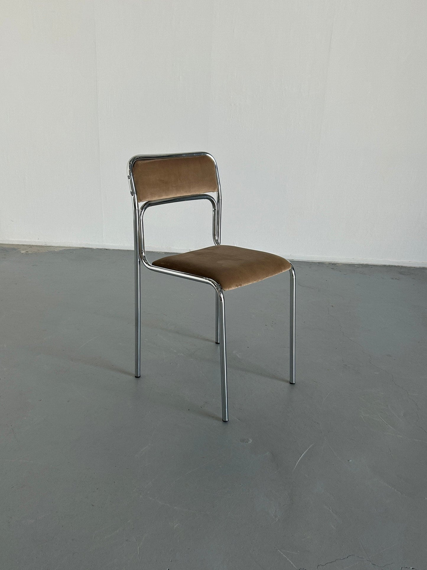 Bauhaus Chrome Tubular Steel et Beige Velvet Chairs / Chaises de salle à manger empilables modernistes italiennes vintage