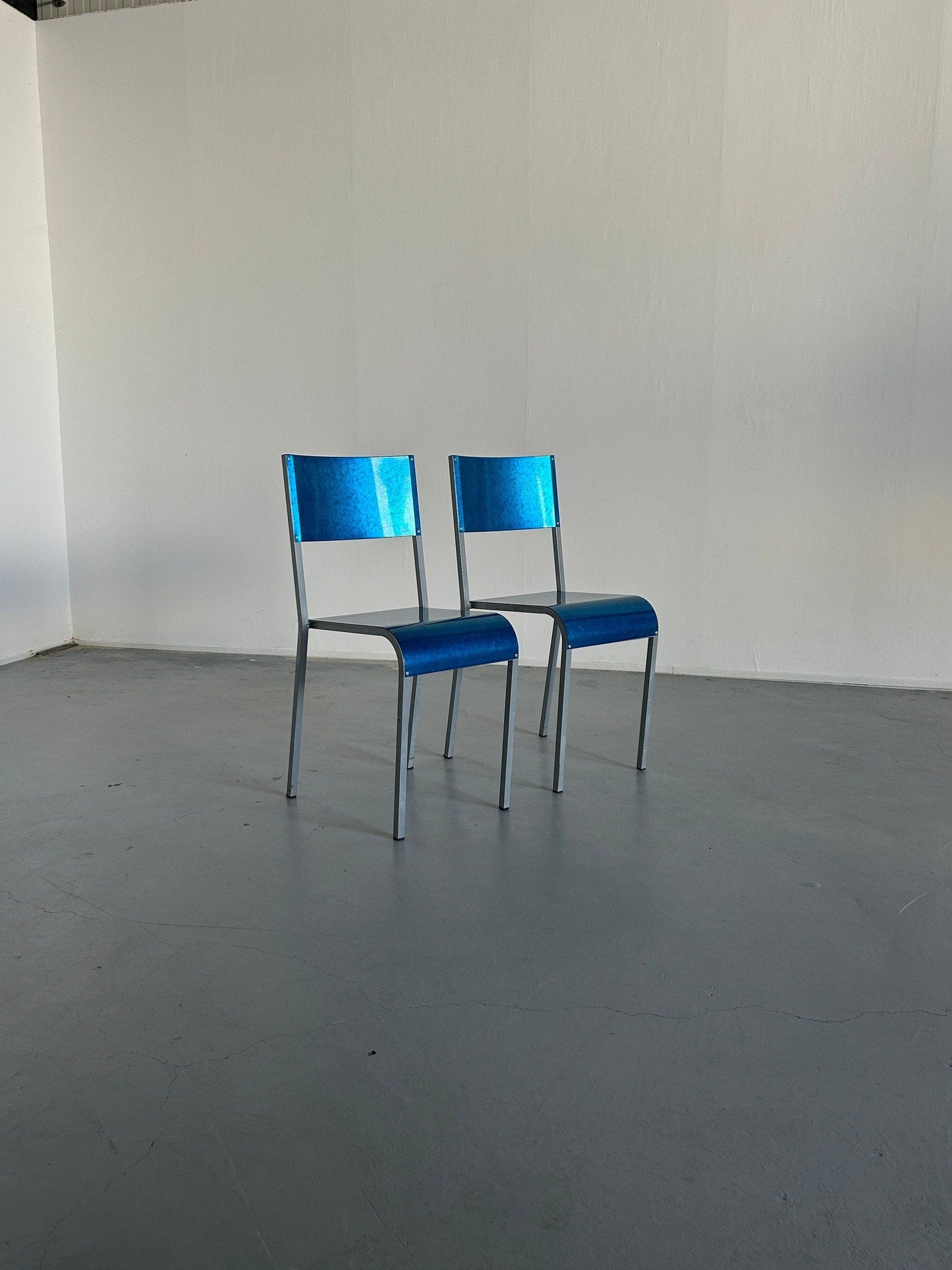 Ensemble de 2 chaises de salle à manger industrielles postmodernes bleues en métal galvanisé par Parisotto, Italie vintage des années 1980