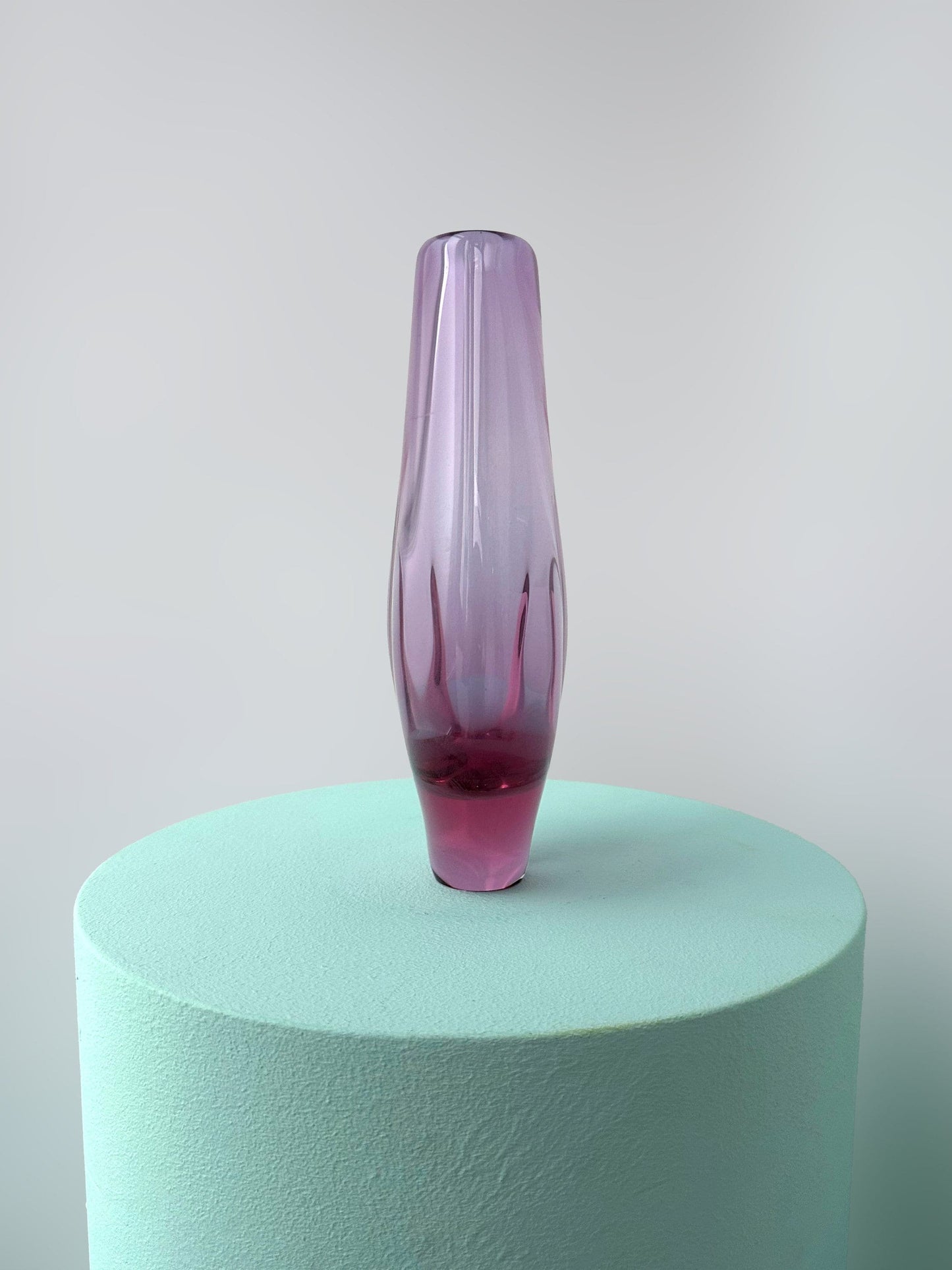 Vase vintage Bohême tchèque Alexandrite verre néodyme Zelezny Brod ZBS Miroslav Klinger Železnobrodské sklárny lilas rose bleu clair