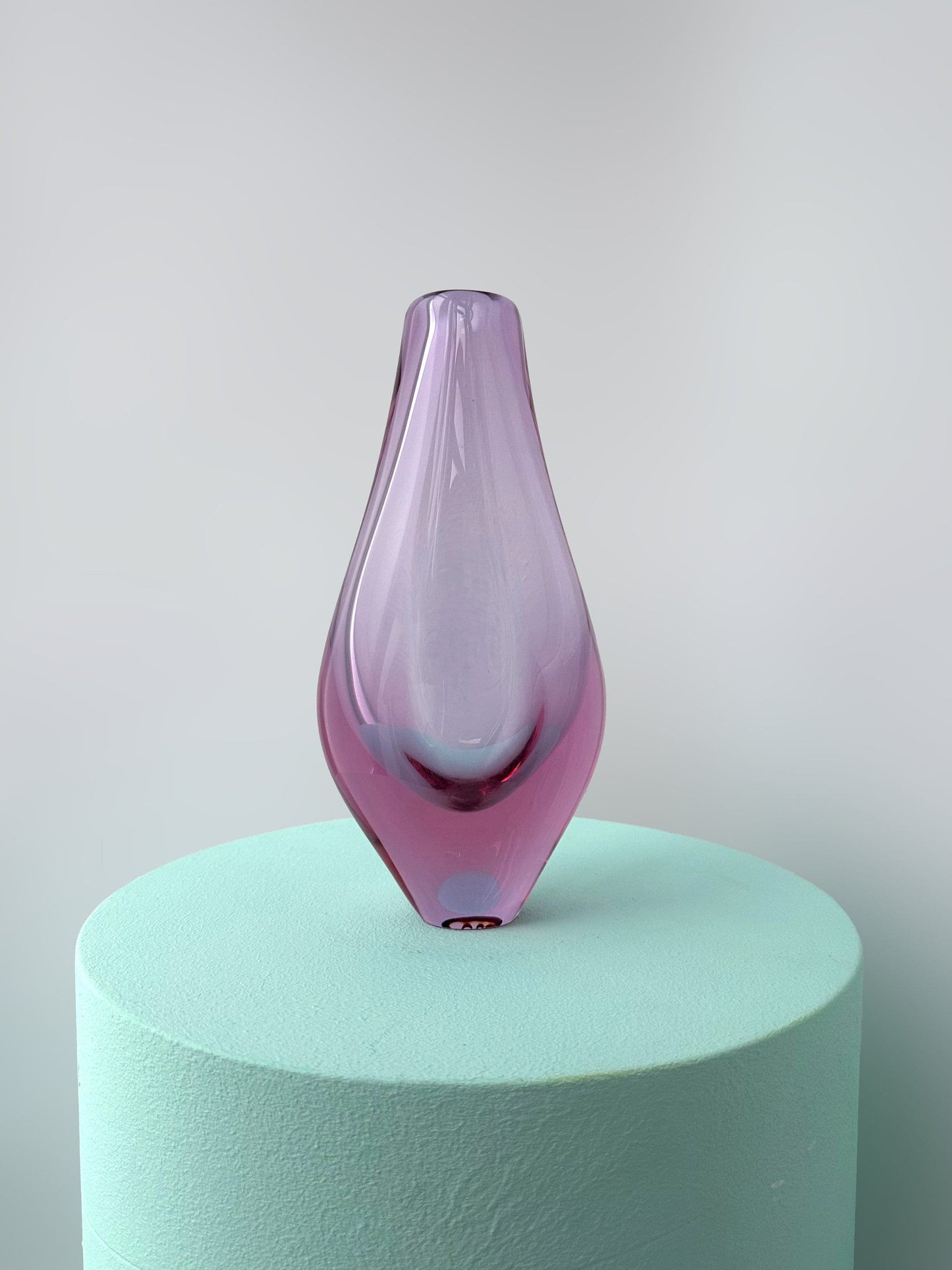 Vintage Vase Bohemia Czech Alexandrite Glass Neodymium Zelezny Brod ZBS Miroslav Klinger Železnobrodské sklárny Lilac Pink Light Blue