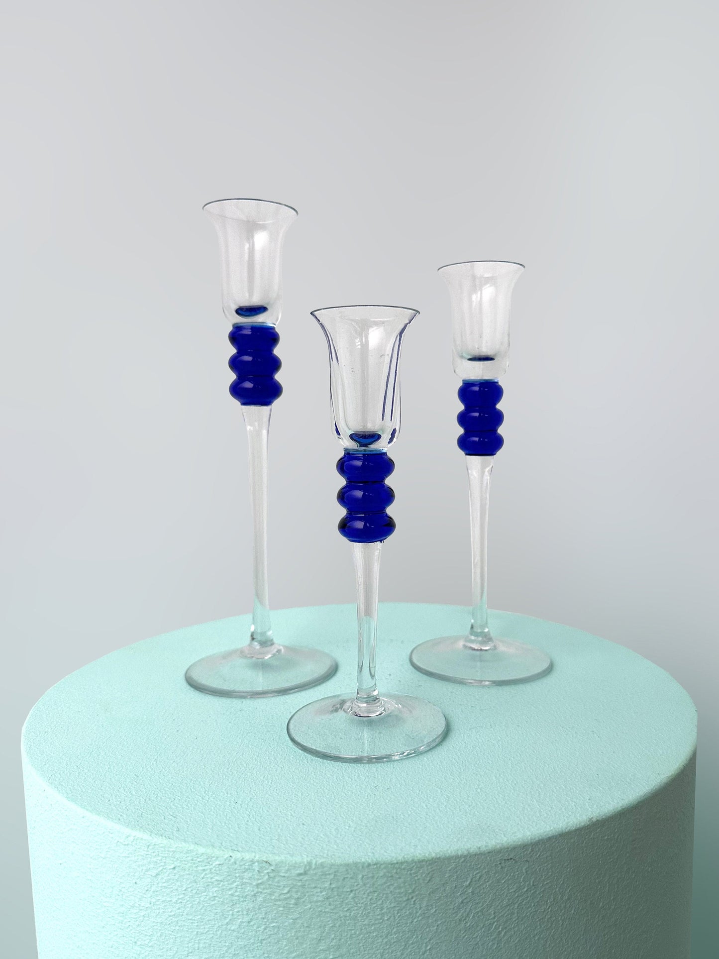 3 bougeoirs vintage verre bleu années 80 90 Memphis Milano Chandelier pyramide postmoderne chandelier cobalt outremer