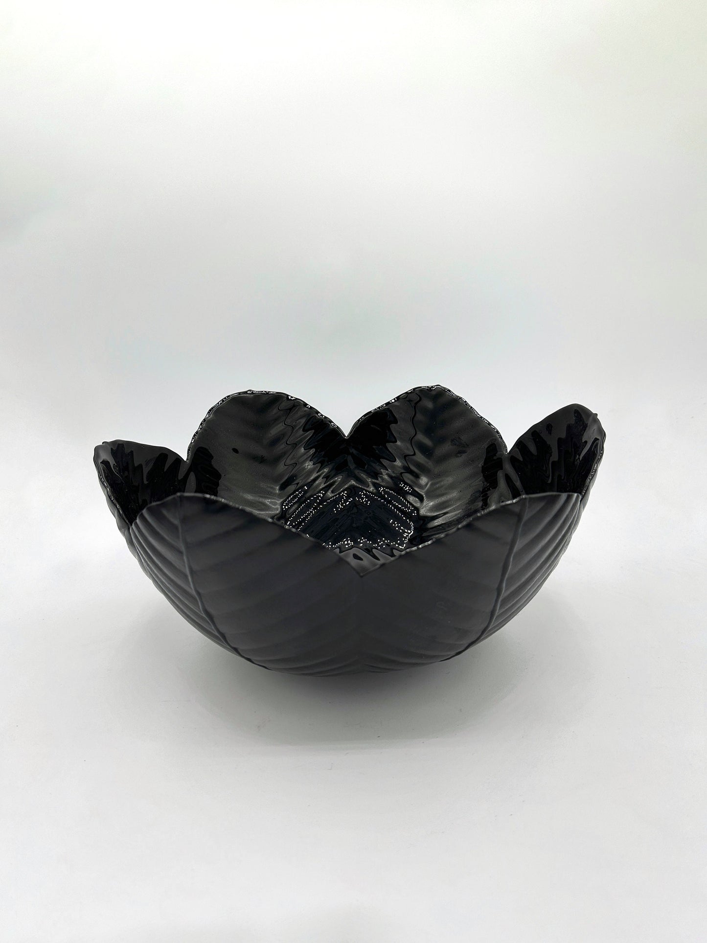 Vintage Arcoroc black glass bowl salad fruit cabbage leaf shell shape bowl from the 80s Art Deco Aspen red cabbage Luminarc France