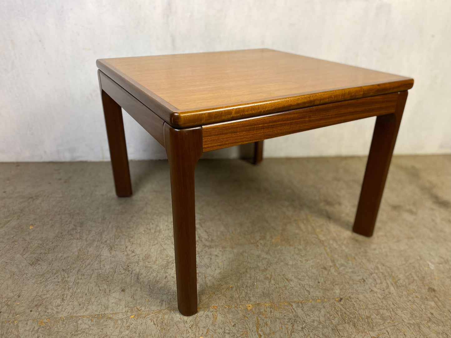 Minimalistischer Mid Century Couchtisch in Nussbaum Vintage