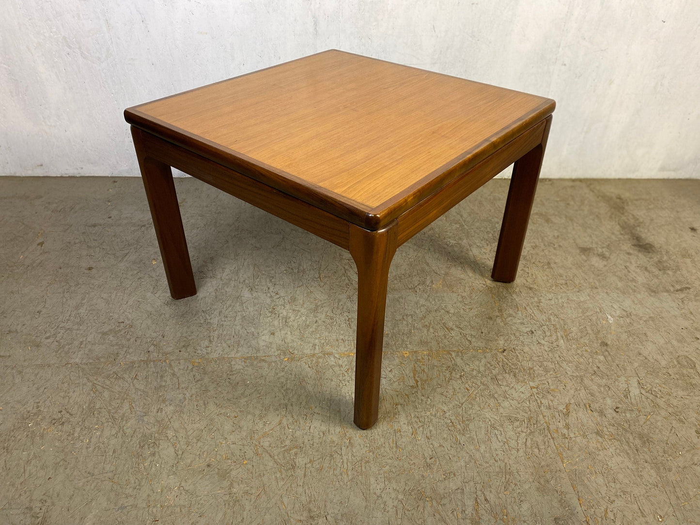 Minimalistischer Mid Century Couchtisch in Nussbaum Vintage