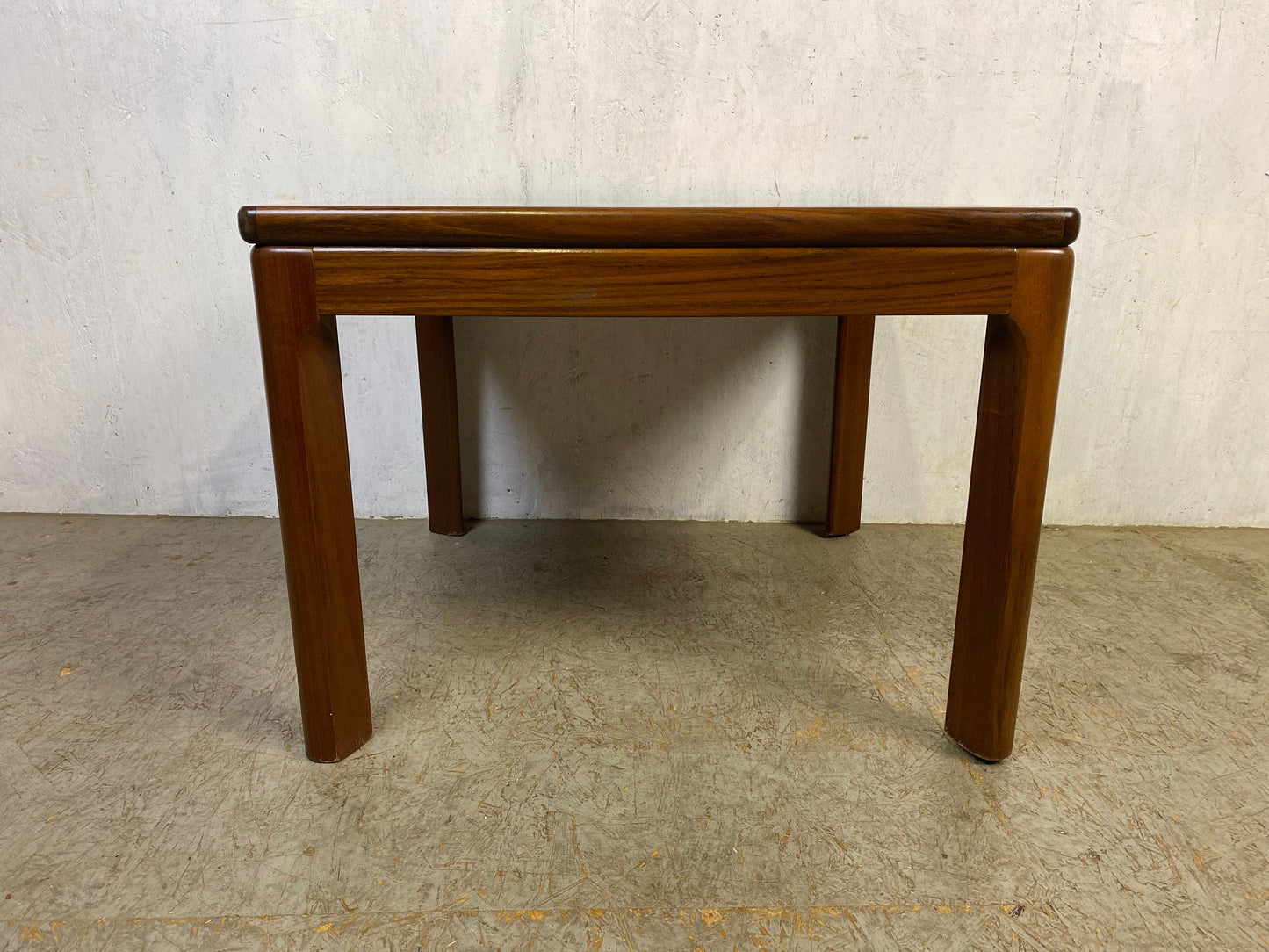 Minimalistischer Mid Century Couchtisch in Nussbaum Vintage