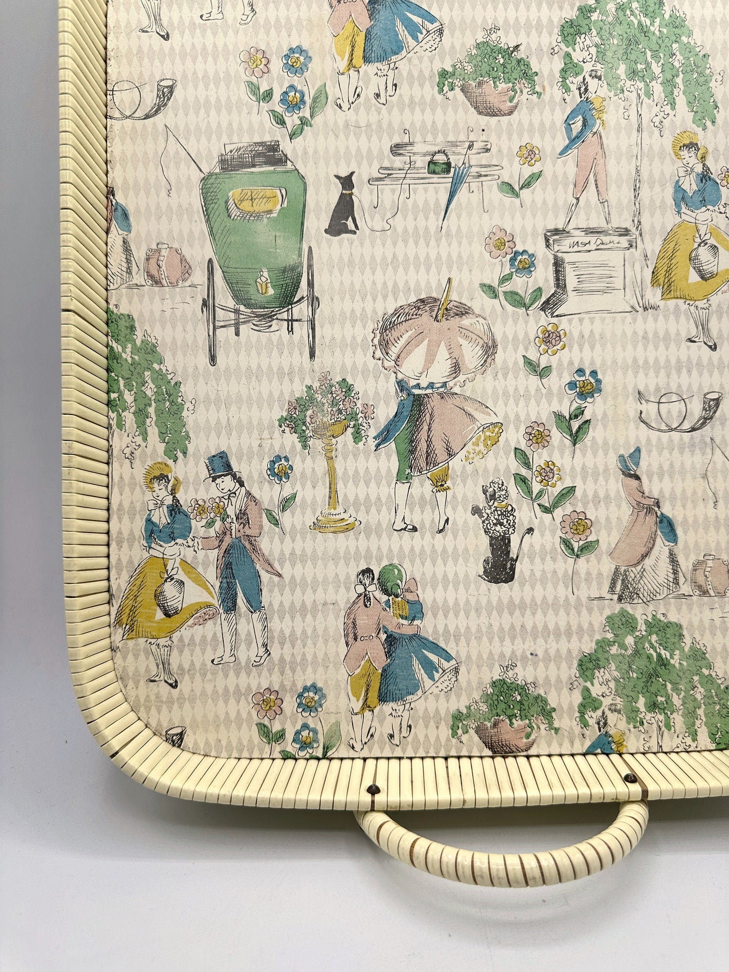 1950s Tablett Servier Platte Griffe Motiv Geflochten Pastell Kitsch Flecht 50er 50s Liebespaar Szene Kutsche Park