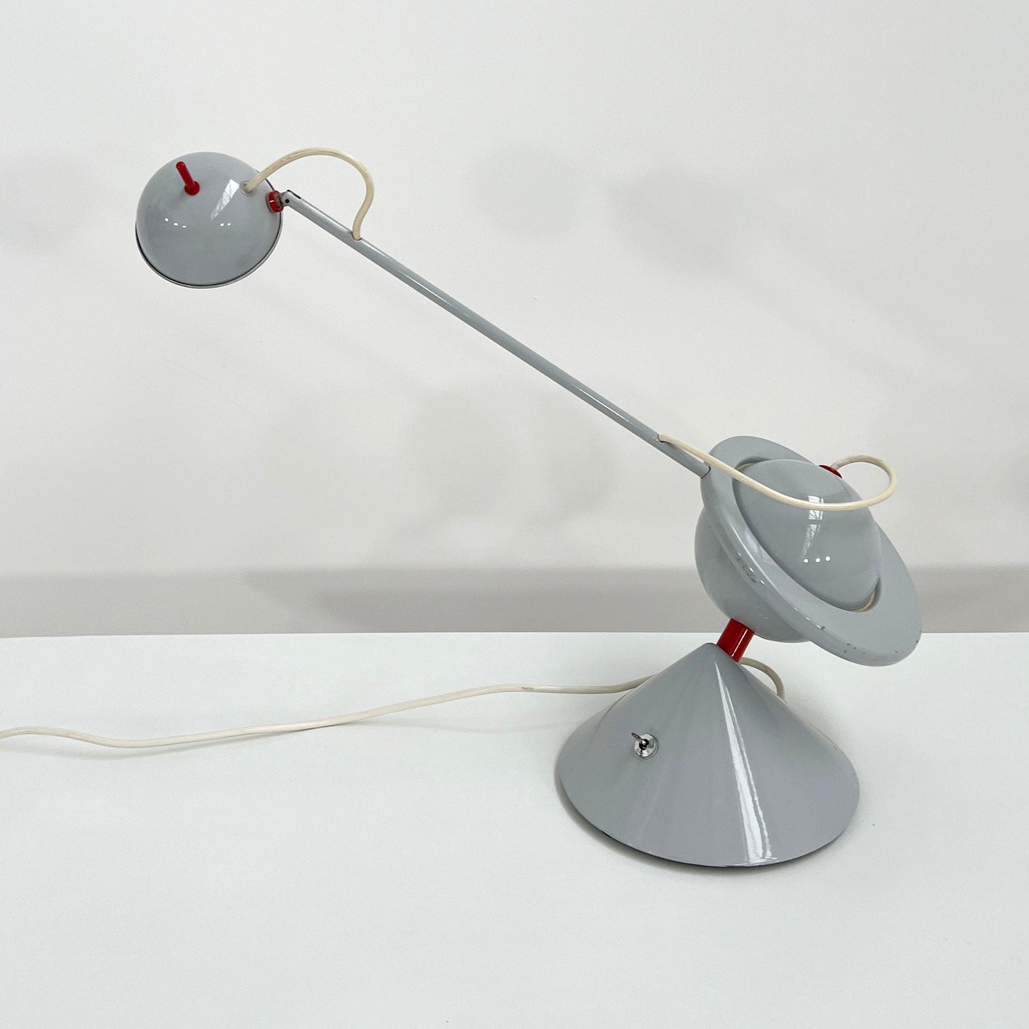 Memphis style table lamp with counterweight, 1980s vintage