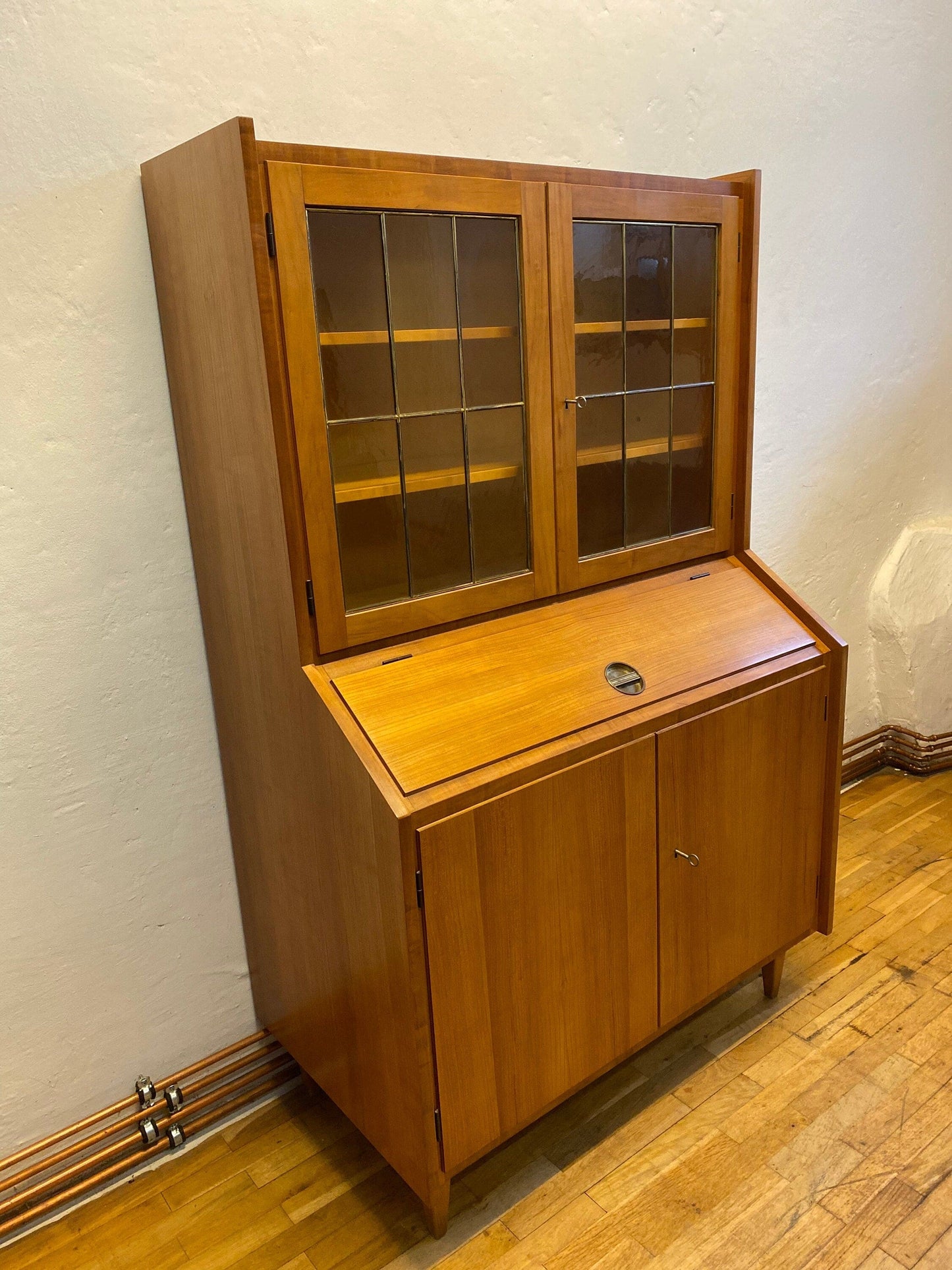 Beau buffet du milieu du siècle en bois de cerisier vintage