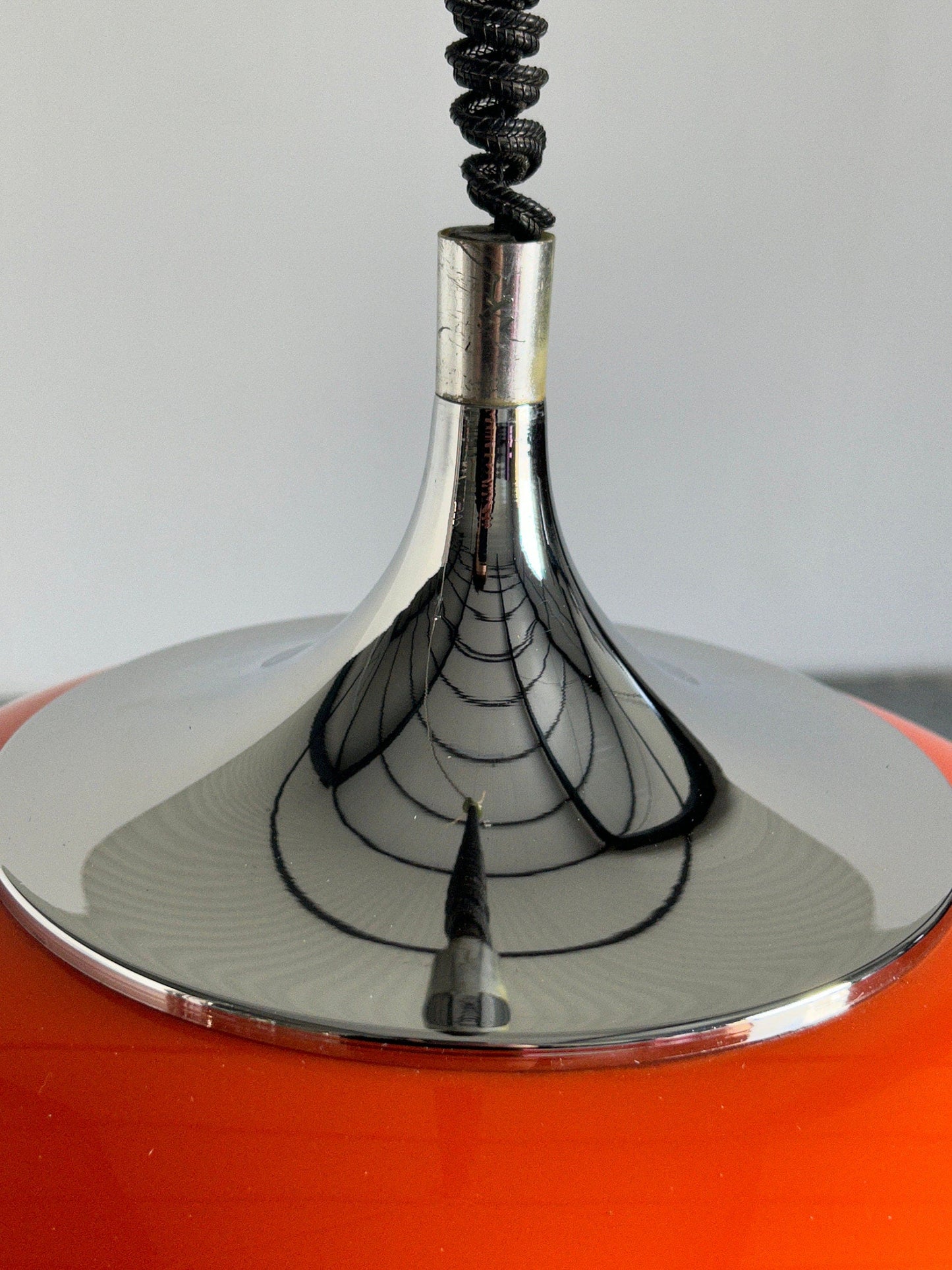 Mid-Century Modern Orange Pendelleuchte entworfen von Harvey Guzzini für Meblo, 1970er Jahre Space Age, Jugoslawien / Atomic Age UFO Hängelampe