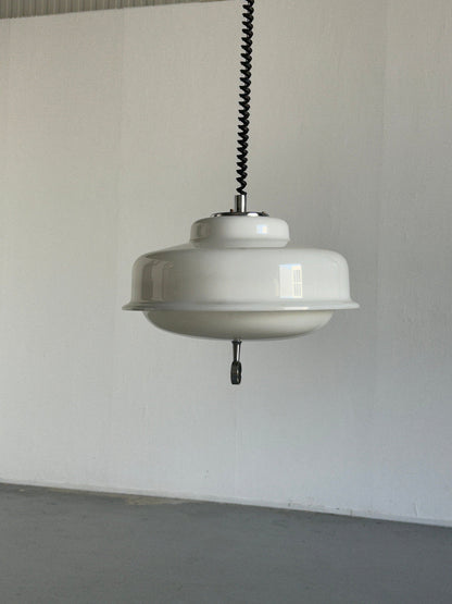 Mid-Century Modern weiße Pendelleuchte Pilzlampe entworfen von Harvey Guzzini für Meblo, 1970er Space Age / Atomic Age UFO Licht Vintage