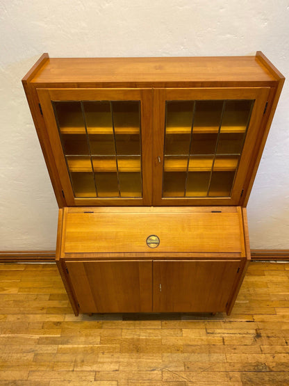 Beau buffet du milieu du siècle en bois de cerisier vintage