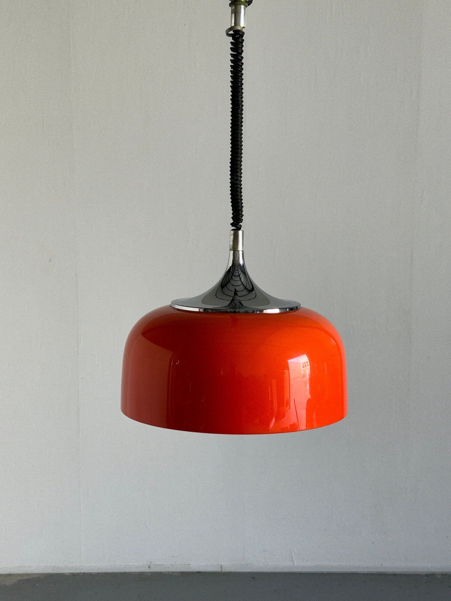 Mid-Century Modern Orange Pendelleuchte entworfen von Harvey Guzzini für Meblo, 1970er Jahre Space Age, Jugoslawien / Atomic Age UFO Hängelampe