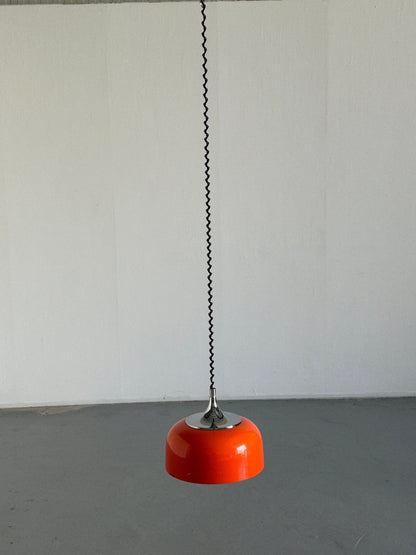 Mid-Century Modern Orange Pendelleuchte entworfen von Harvey Guzzini für Meblo, 1970er Jahre Space Age, Jugoslawien / Atomic Age UFO Hängelampe