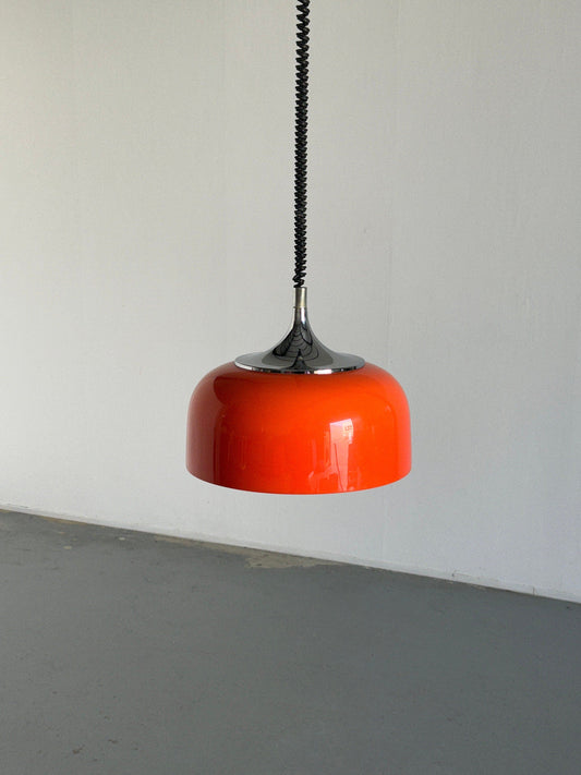 Lampe à suspension orange moderne du milieu du siècle conçue par Harvey Guzzini pour Meblo, ère spatiale des années 1970, Yougoslavie / Lumière suspendue OVNI de l'ère atomique