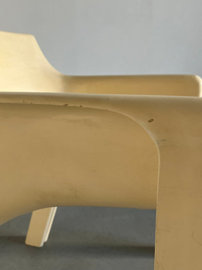 Chaise blanche 'Gaudi' de Vico Magistretti pour Artemide, premier modèle de collection de l'ère spatiale des années 1970, vintage