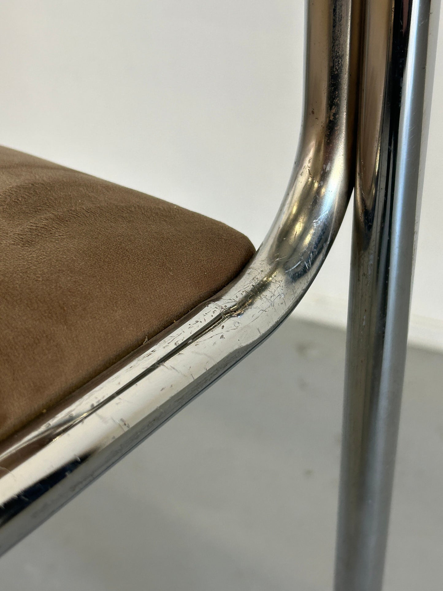 1 sur 8 Bauhaus Chrome Tubular Steel et Beige Velvet / Chaises de salle à manger empilables modernistes italiennes des années 80 vintage