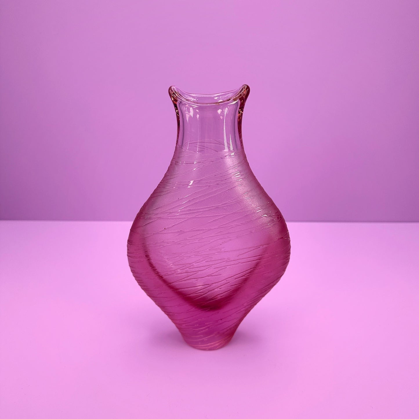 vase vintage Bohême tchèque rayures en verre alexandrite néodyme givré Zelezny Brod ZBS Miroslav Klinger Železnobrodské sklárny lilas rose