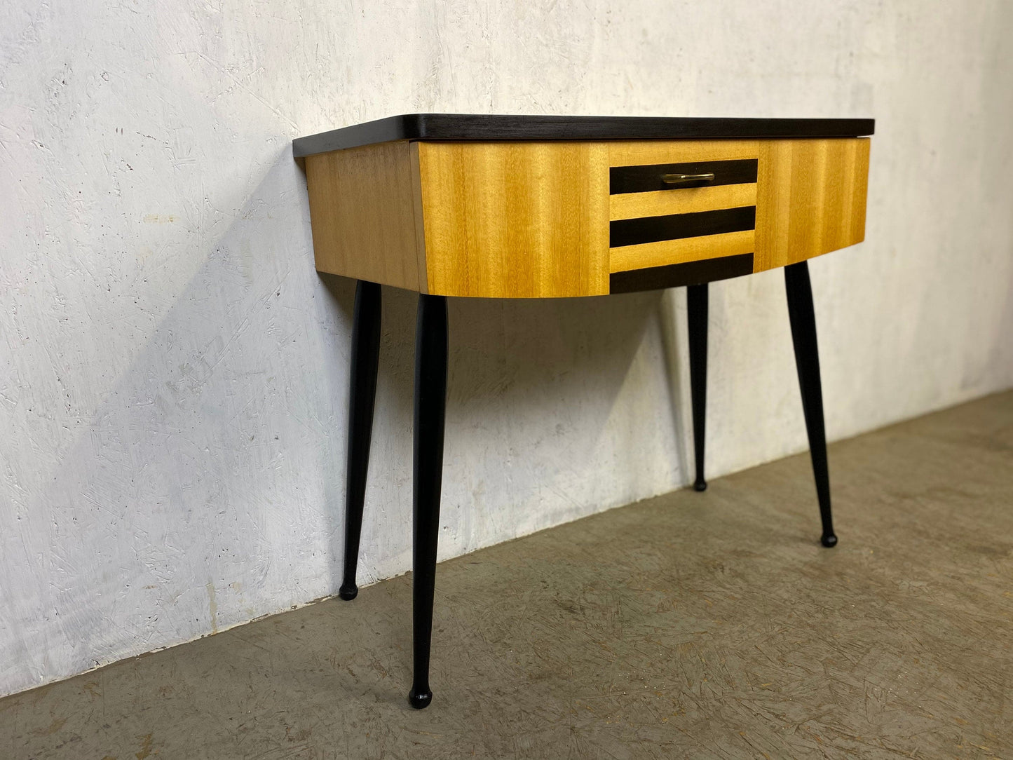 Wunderschönes kleines Mid Century Schränkchen Vintage